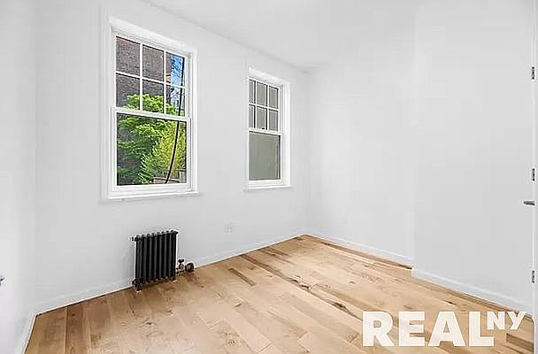 2nd image of 160 Waverly Pl APT 3