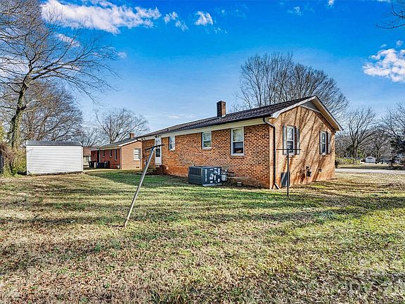 4th image of 105 9th St SE