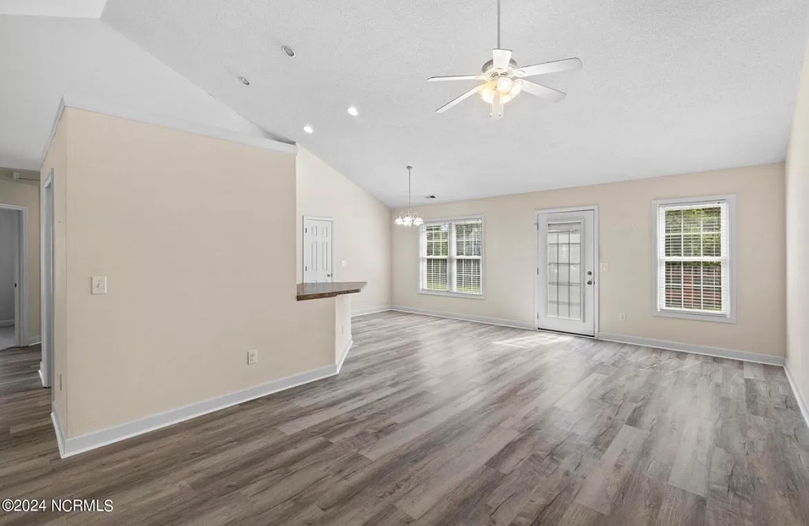 3 bed, 1959 sqft, $2,400 — Photo 4