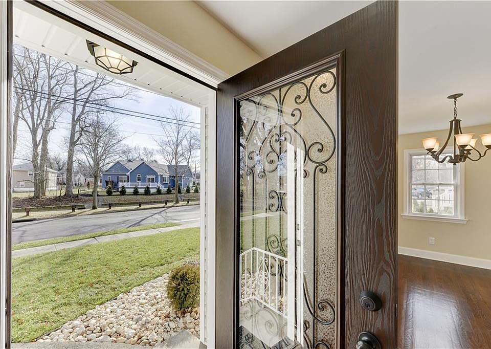 1st image of 212 N Park Dr
