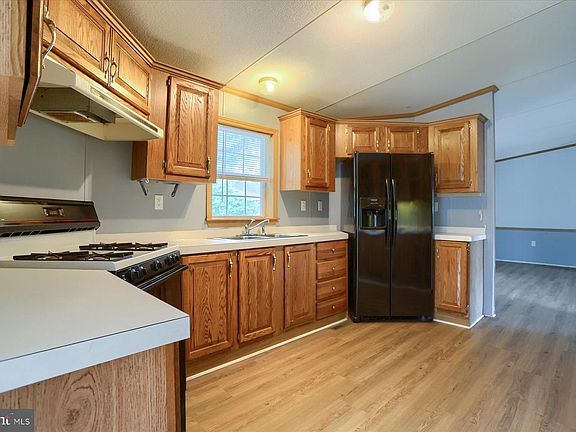 3rd image of 18 Midland Dr