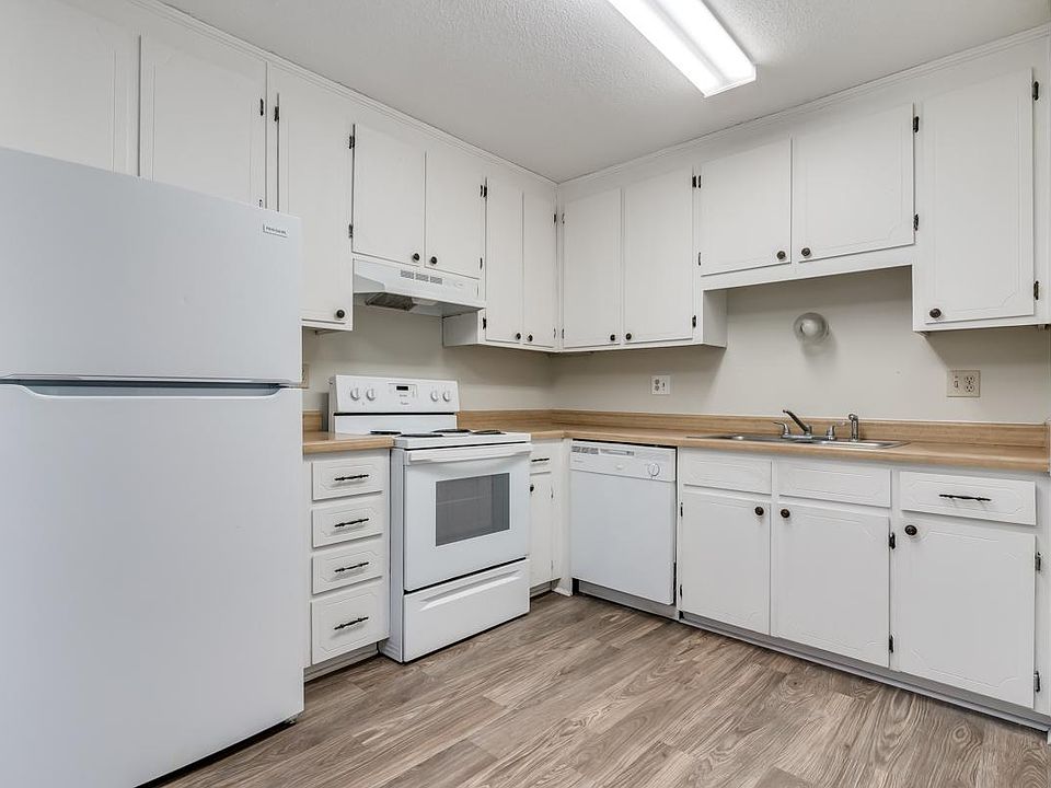 SPACIOUS BRIGHT KITCHEN