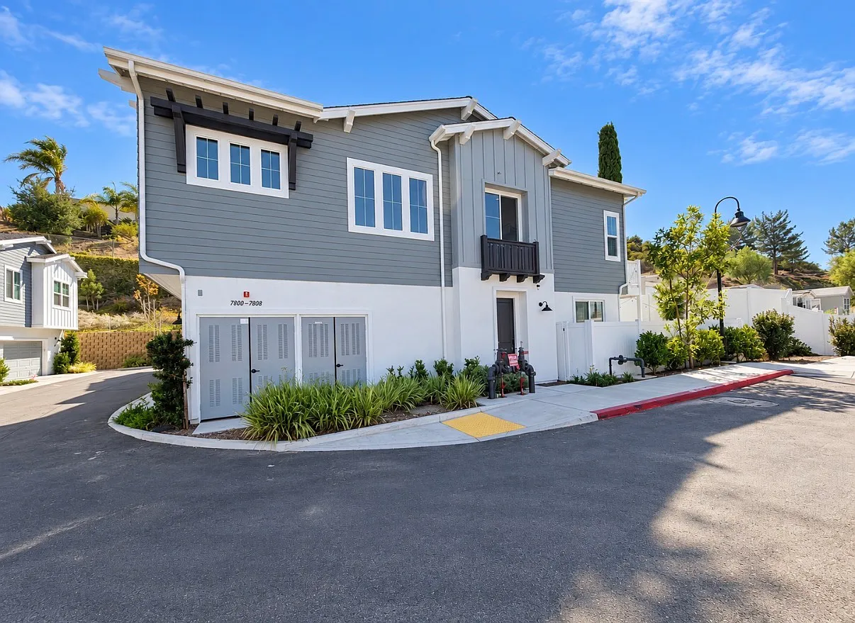 3 bed, 2.5 bath, 1813 sqft, $4,200 — Photo 1