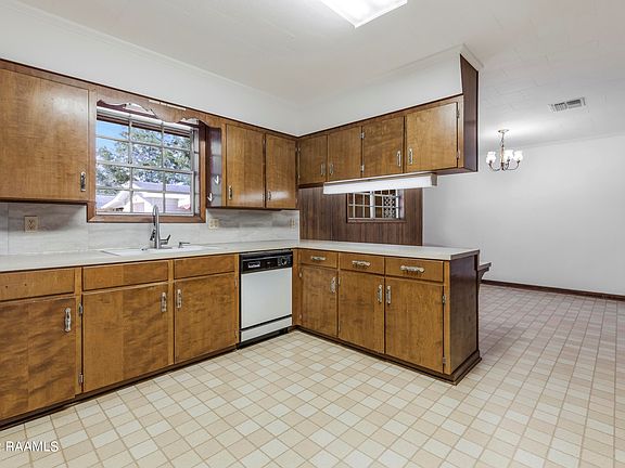 3rd image of 434 Dr Parrot Ave