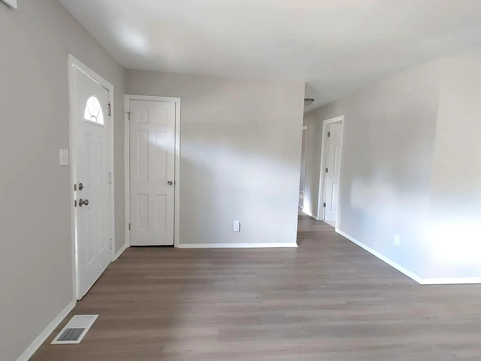 3 bed, 990 sqft, $1,600 — Photo 3