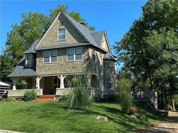 203 Harrison Ave, Charleston, IL 61920