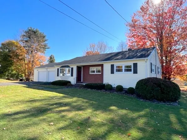 204 Glenbrook Ct, Endicott, NY 13760