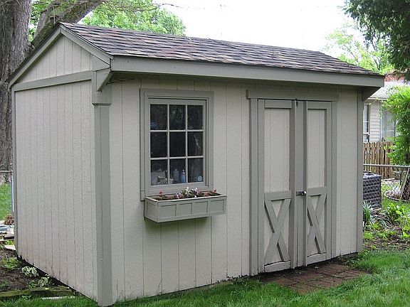 Shed in Back Yard