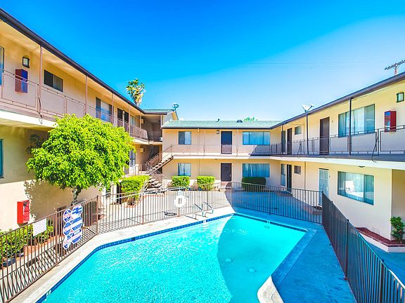 3rd image of 6719 Woodman Ave APT 10
