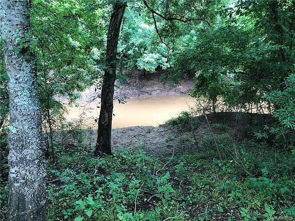 5th image of 633 Red Chute Ln