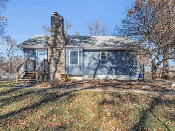 12753 Circle Dr, Shawnee, KS 66216