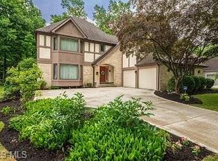 3075 Oakwood Ln, Westlake, OH 44145
