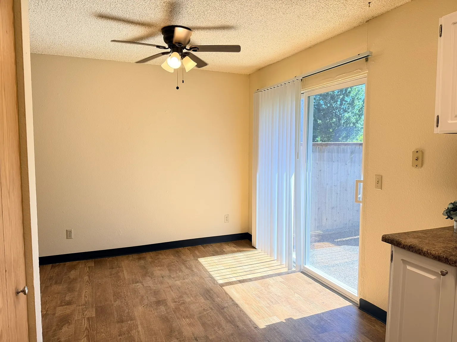 3 bed, 900 sqft, $1,849 — Photo 3