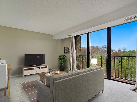 3rd image of 2300 Pimmit Dr APT 911