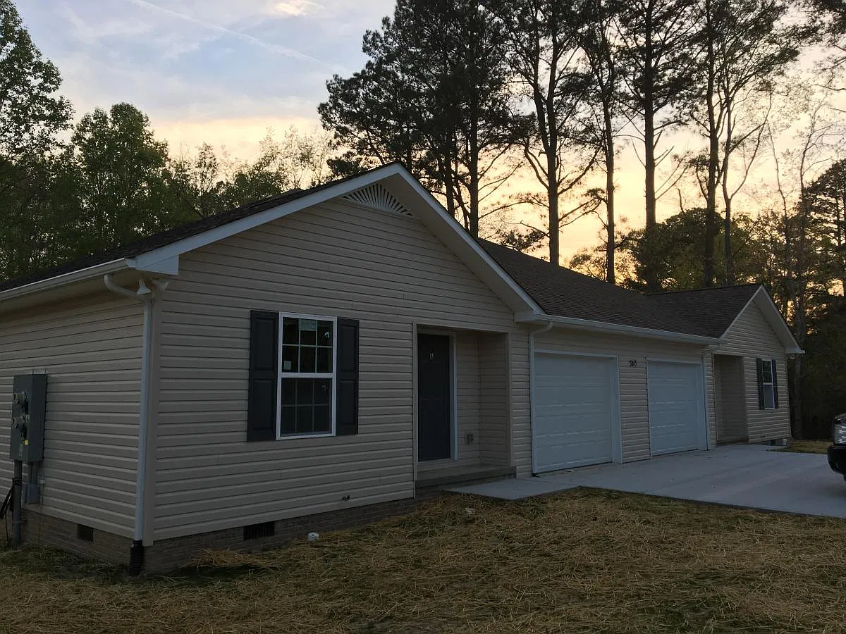 3 bed, 1400 sqft, $1,500 — Photo 1