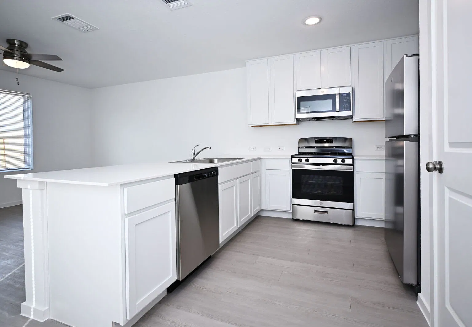 3 bed, 2.5 bath, 1189 sqft, $1,245 — Photo 3