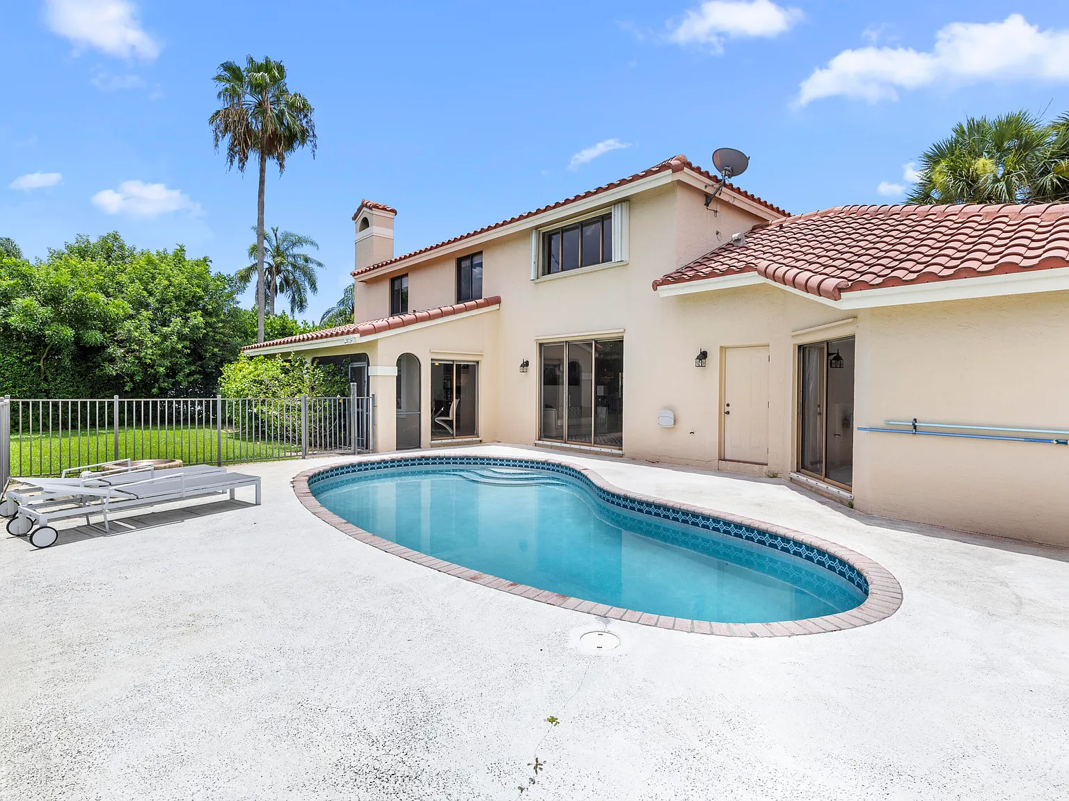 3 bed, 3.0 bath, 2549 sqft, $6,900 — Photo 4