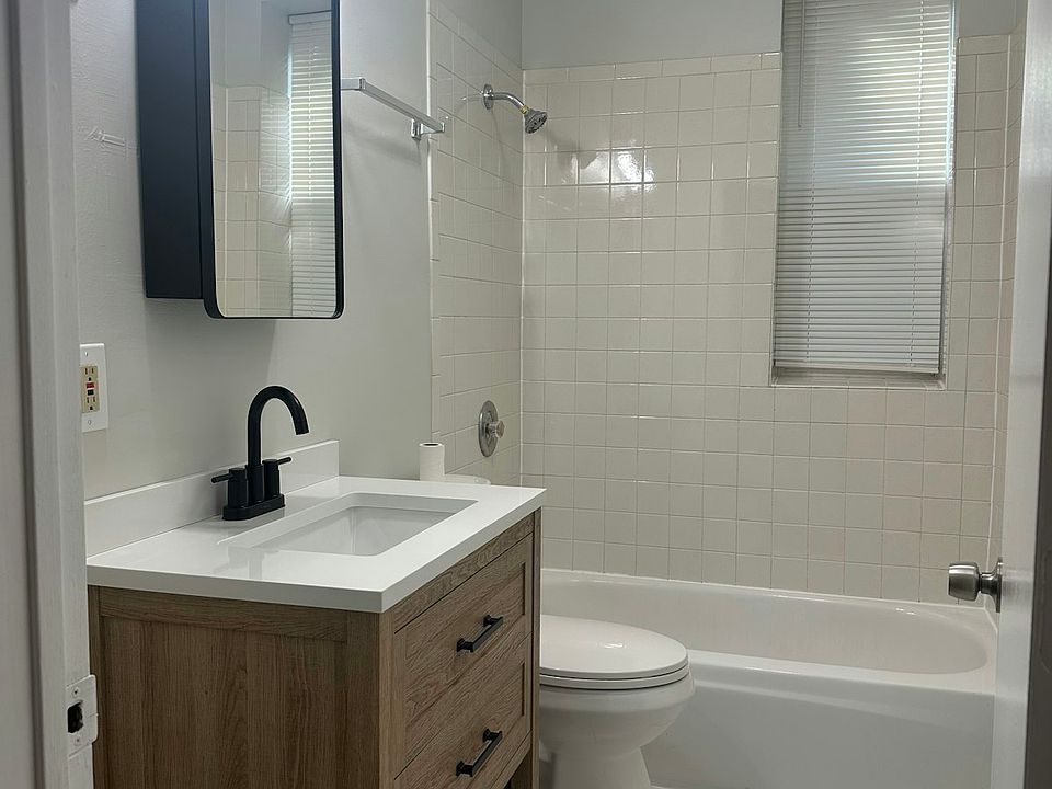 Bathroom ( 8' 6" x 5')