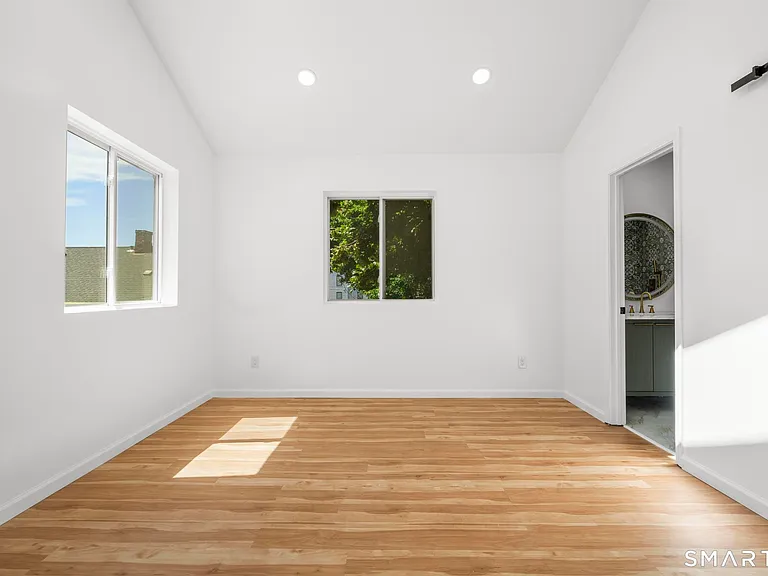 810 Brewster St — Photo 16