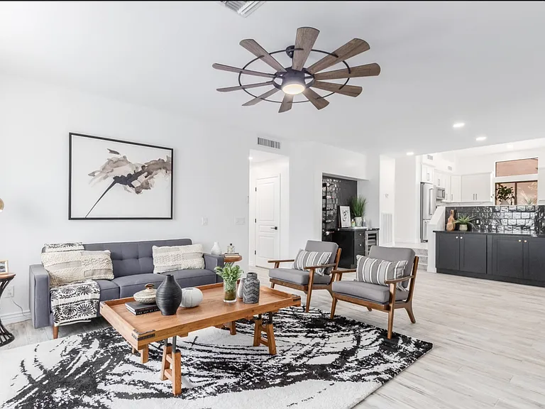 N 50th Pl — Photo 1