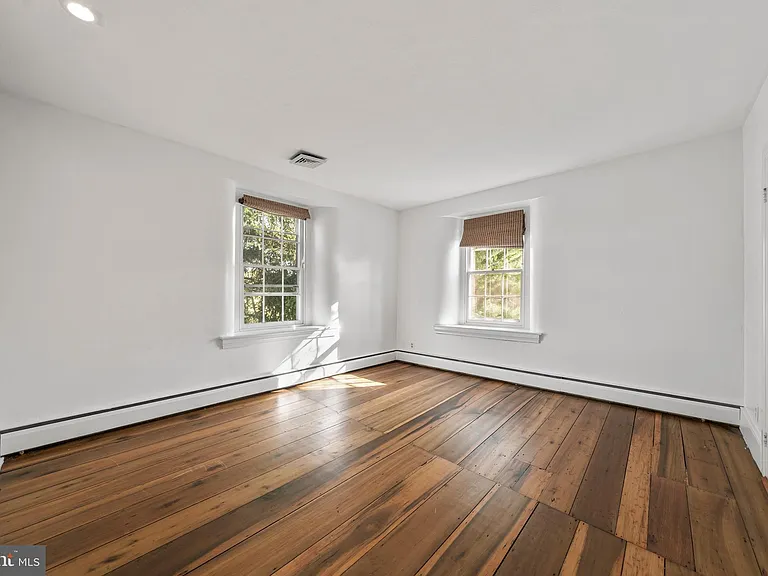1025 N Chatham Rd — Photo 20