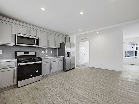 5th image of 500 42nd St SE #502