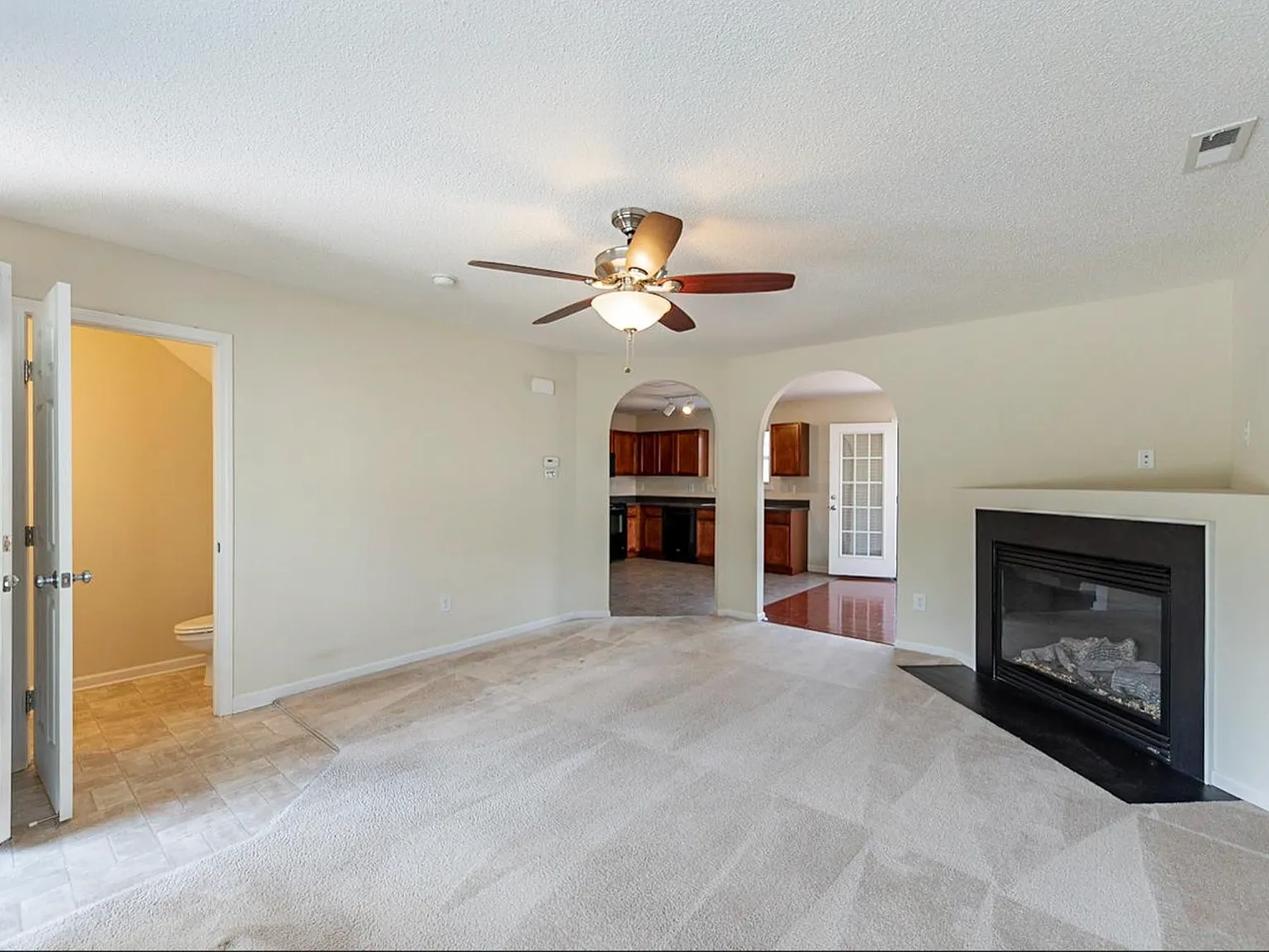 3 bed, 2.5 bath, 1560 sqft, $2,150 — Photo 2