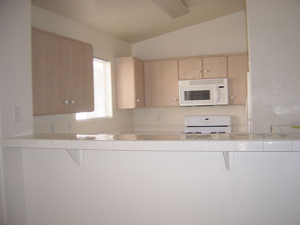 Well designed kitchen with breakfast bar