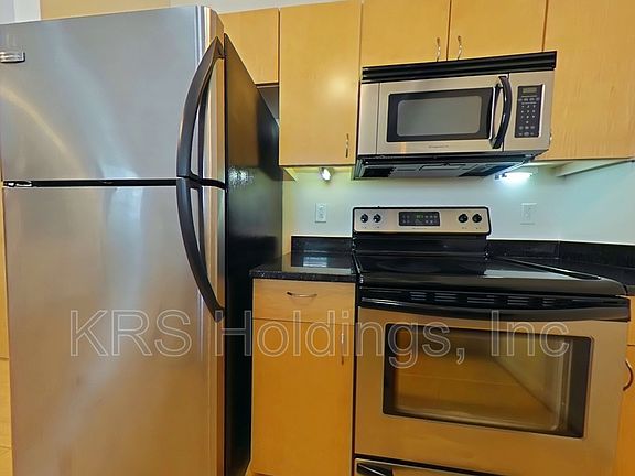 2nd image of 1011 W Marshall St #216