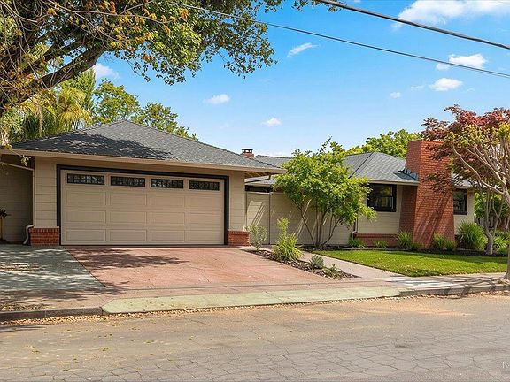 3rd image of 205 Alderbrook Drive