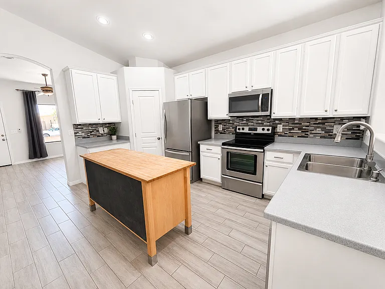 1207 W Carson Rd — Photo 3