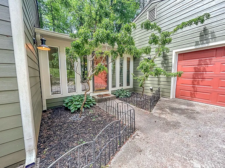 1642 Hillside St — Photo 2