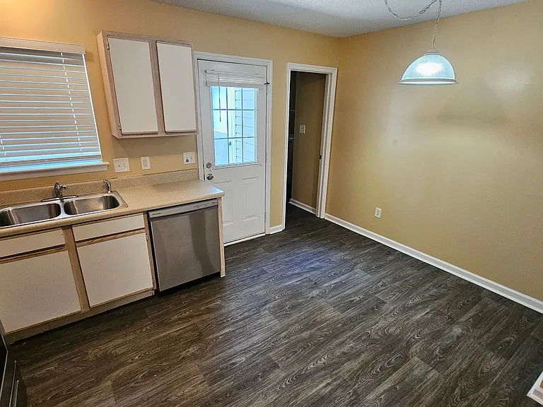 573 Corbin St — Photo 6