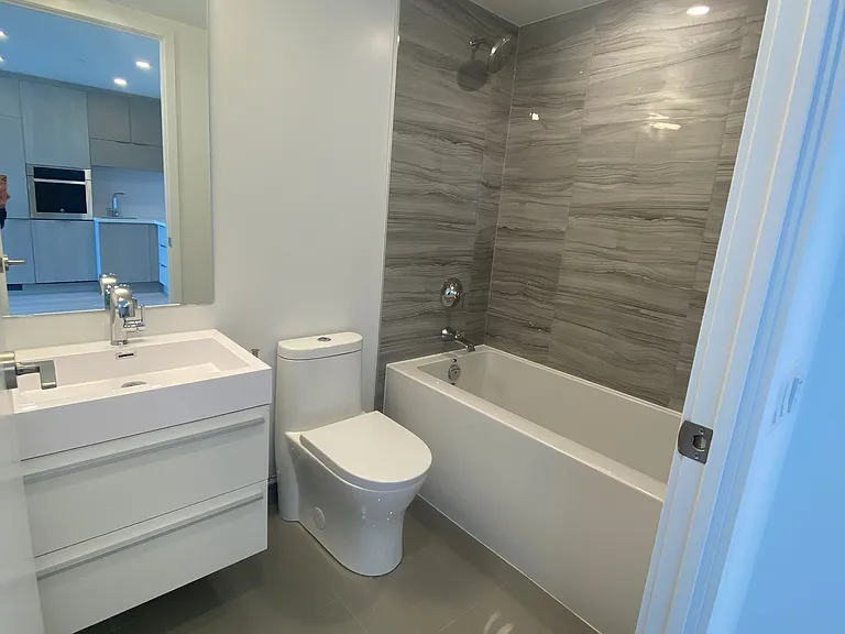 39 Roehampton Ave #3807 — Photo 10