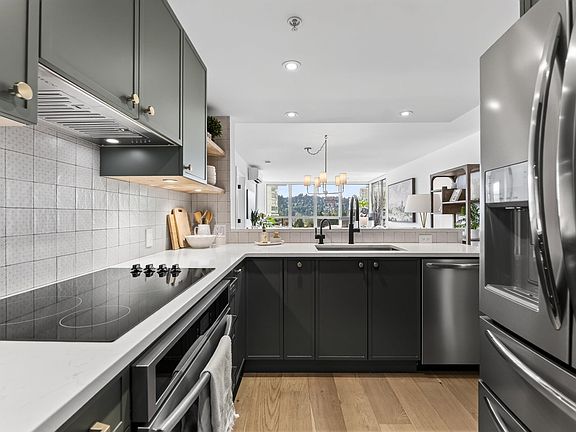 5th image of 290 Newport Dr #1403