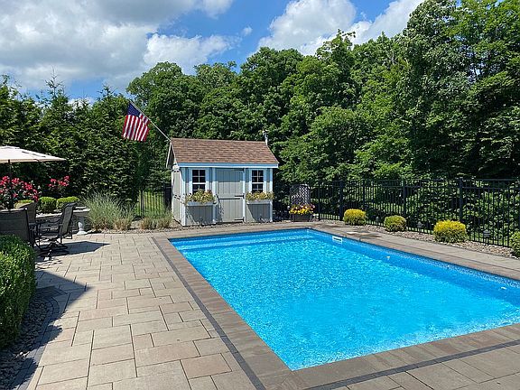 4th image of 220 Country Club Rd