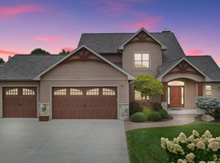 N1066 Quarry View Dr, Hortonville, WI 54942