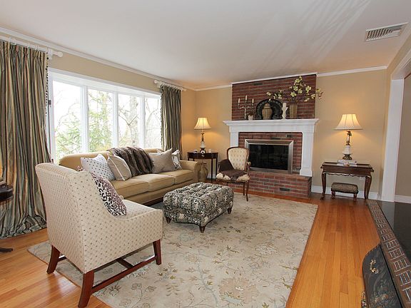 3rd image of 297 W Lake Blvd