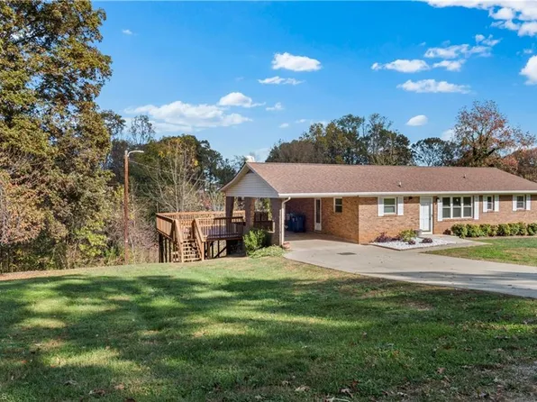 202 Lakewood Dr, Mocksville, NC 27028