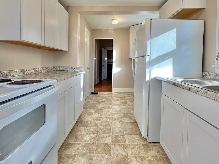 207 N Oak St #B — Photo 10