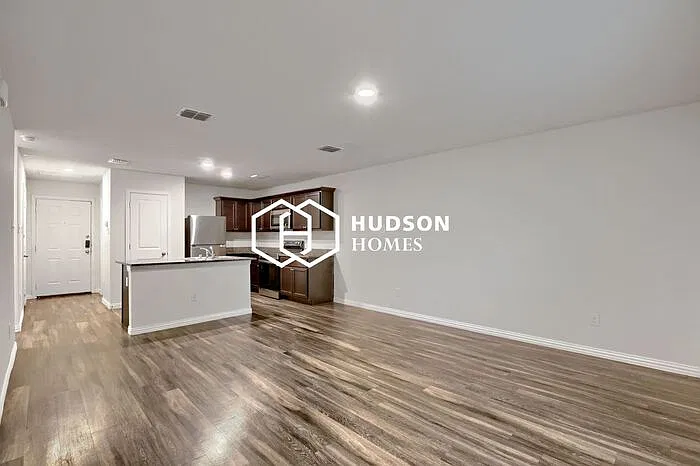 3 bed, 2.0 bath, 1028 sqft, $1,365 — Photo 4