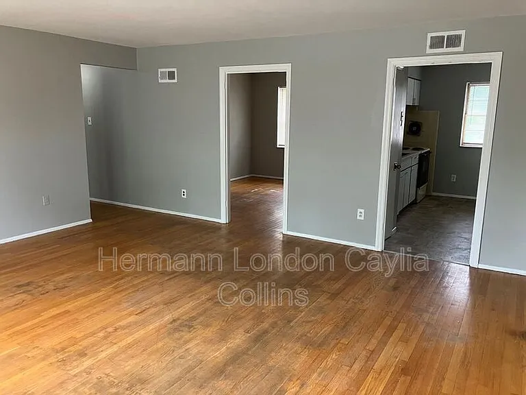 3900 Roland Blvd #B — Photo 2