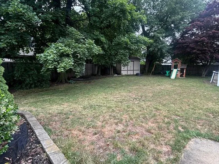 Maple Dr — Photo 18