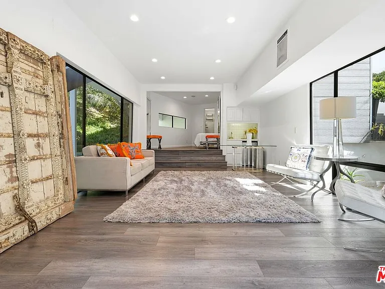 2350 Benedict Canyon Dr — Photo 44