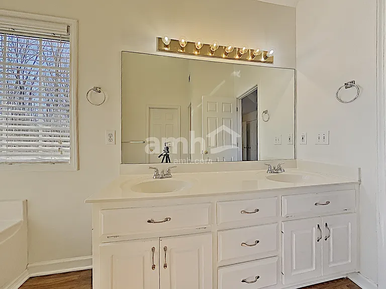 1045 Fieldstone Dr — Photo 16
