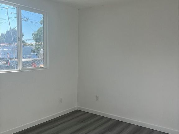 4th image of 1387 W Holt Ave