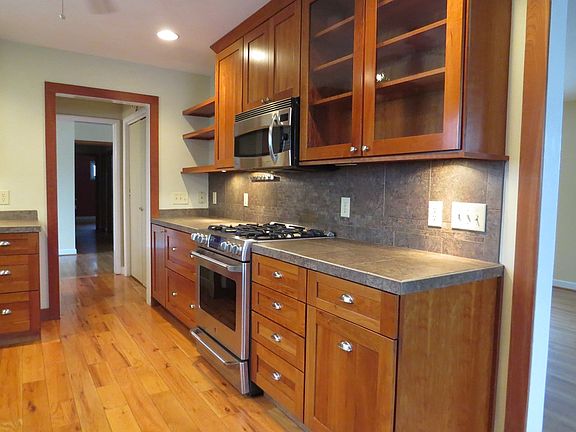 5th image of 180 Crestview Dr