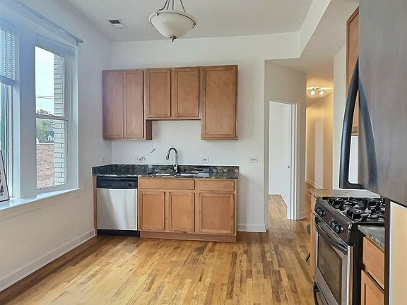 3rd image of 3760 W Fullerton Ave Unit 2W