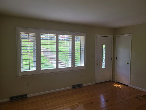 5th image of 2512 Lovers Ln