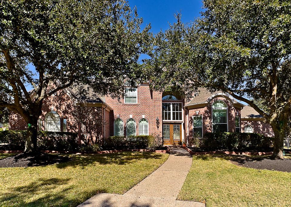 Fabulous Executive Waterfront 5 bdrm 4 1/2 bath, 3 car garage home located in sought after Twin Lake